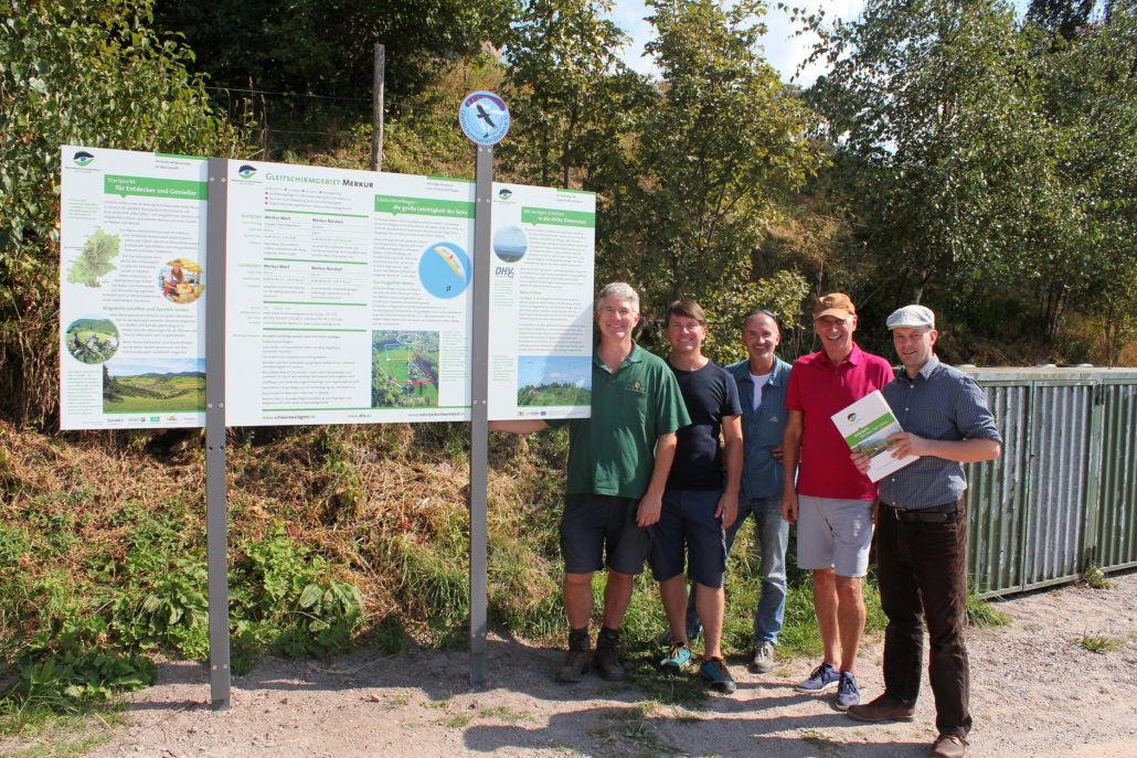 Andreas Giesinger (Forstamt), Ralf Baumann (Gleitschirmverein Baden), Björn Klaassen (DHV), Dieter Fahrner (Gleitschirmverein Baden) und Jochen Denker (Naturpark, v.l.n.r.).