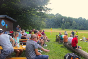 Alles in trockenen Tüchern. Gewitter weg, Grill angeworfen und die Siegerehrung in den Startlöchern