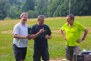 Edel-Assistent und Organisator 2016, Werner Axtmann (Mitte), überreicht Organisator 2017, Oliver Zind (li.), die Ehren-Medaille in flüssig